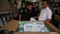 Petugas kepolisian melakukan sidak ke distributor masker yang berada di kawasan Glodok, Jakarta, Kamis (5/3/2020).