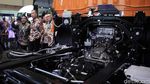 Momen Menperin Tinjau Kendaraan Komersial di Pameran Otomotif