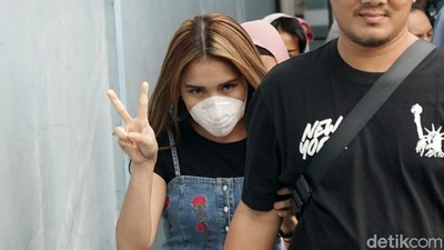 Gaya Ayu Ting Ting dengan Masker