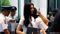 Seorang finalis Puteri Indonesia 2020 sedang menjalani pemeriksaan suhu tubuh saat akan memasuki Gedung BEI, Jakarta.