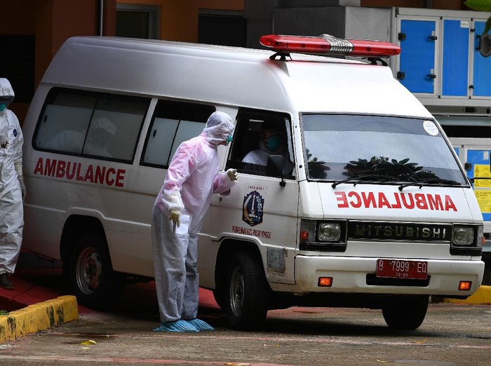 PERKEMBANGAN PENANGANAN VIRUS CORONA Petugas memindahkan mobil ambulans di samping ruang isolasi RSPI Prof. Dr. Sulianti Saroso, Sunter, Jakarta Utara, Kamis (5/3/2020). Kementerian Kesehatan menyatakan hingga Kamis 5 Maret ini ada 156 pasien dalam pengawasan virus corona yang tersebar di 35 rumah sakit di 23 provinsi, 2 diantaranya merupakan pasien positif corona yang masih dirawat di RSPI Prof Dr Sulianti Saroso. ANTARA FOTO/Sigid Kurniawan/foc.