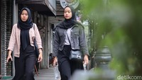 Meski demikian, baik di Jalan Braga atau Asia Afrika, beberapa jam berada di kawasan tersebut tidak nampak wisatawan mancanegara atau turis asing. 