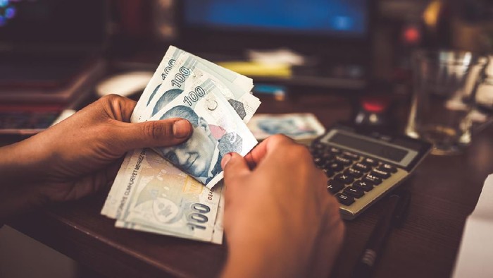 woman hands counting turkish lira in office