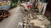 Longsor tersebut tentunya bisa diantisipasi jika titik amblas tersebut dipasang sheet pile atau dinding beton sepanjang bantaran Kali Ciliwung.