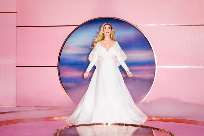 Kabar mengejutkan datang dari Katy Perry. Penyanyi 35 tahun itu baru saja merilis single terbaru, Never Worn White, yang disertai video klip. Dalam video tersebut, Katy Perry sekaligus mengumumkan kehamilannya kepada publik untuk kali pertama. Janin yang dikandungnya merupakan buah cinta pertama Katy bersama sang tunangan, aktor Orlando Bloom. (Foto: screenshot youtube)