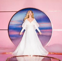 Kabar mengejutkan datang dari Katy Perry. Penyanyi 35 tahun itu baru saja merilis single terbaru, Never Worn White, yang disertai video klip. Dalam video tersebut, Katy Perry sekaligus mengumumkan kehamilannya kepada publik untuk kali pertama. Janin yang dikandungnya merupakan buah cinta pertama Katy bersama sang tunangan, aktor Orlando Bloom. (Foto: screenshot youtube)