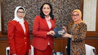 Menteri Ketenagakerjaan (Menaker) Ida Fauziah (kanan) bersama Ketum Kowani Giwo Rubianto Wiyogo dan pengurus saat audiensi di Kementerian Ketenagakerjaan, Jakarta.