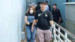 Gaya Ayu Ting Ting dengan Masker