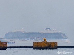Penumpang Diperiksa Sebelum Kapal Pesiar Viking Sun Sandar di Semarang