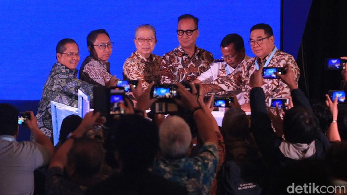 Menperin Agus Gumiwang Buka Pameran Otomotif di JCC Menteri Perindustrian Agus Gumiwang membuka pameran kendaraan komersial GIICOMVEC. Acara itu digelar di JCC, Jakarta Pusat.
