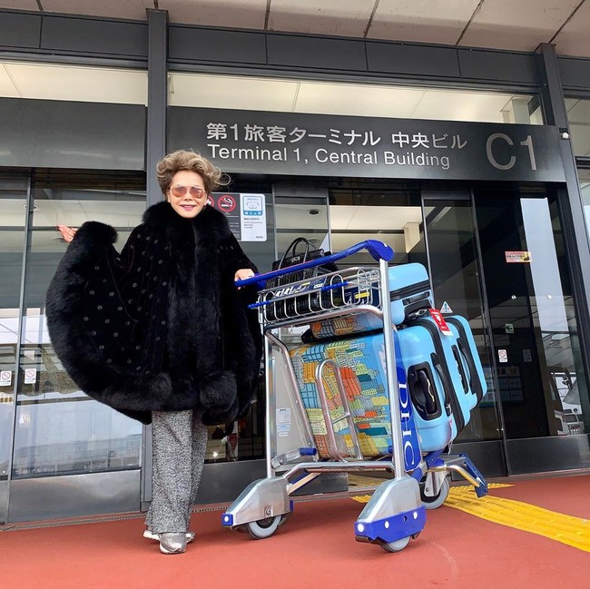 Ratna Dewi Soekarno memang tidak seperti wanita usia 80 tahun kebanyakan. Dia masih melakukan sederet aktivitas dan berpergian ke berbagai negara. Penampilannya saat travelling pun stylish bak fashionista. Foto: Instagram @dewisukarnoofficial