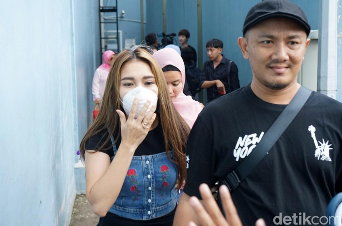 Ayu Ting Ting Ayu Ting Ting saat ditemui di studio Trans TV.