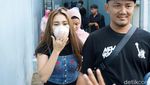 Gaya Ayu Ting Ting dengan Masker