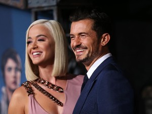 Pakai Cincin di Jari Manis, Katy Perry dan Orlando Bloom Sudah Menikah?