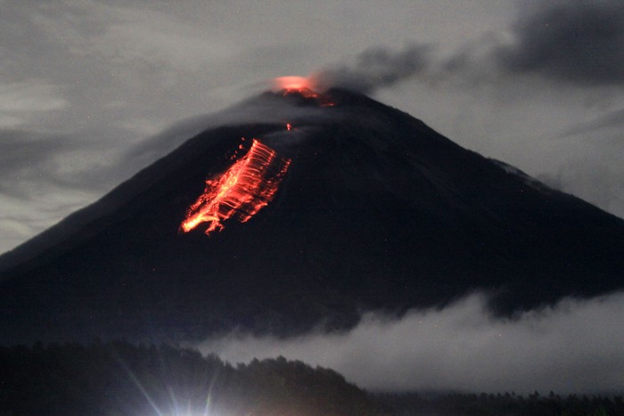 LAVA PIJAR GUNUNG SEMERU Guguran lava pijar Gunung Semeru terlihat dari Desa Pranajiwo, Lumajang, Jawa Timur, Rabu (4/3/2020). Aktivitas vulkanik Gunung Semeru di Jawa Timur meningkat sejak sepekan terakhir dengan intensitas delapan kali guguran lava pijar dengan jarak luncur 200 hingga 1.000 dari pusat guguran gunung dan status Siaga level II atau waspada. ANTARA FOTO/Umarul Faruq/foc.
