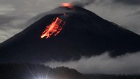 Guguran lava pijar Gunung Semeru terlihat dari Desa Pranajiwo, Lumajang, Jawa Timur, Rabu (4/3/2020).