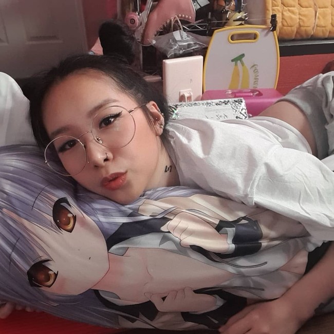 Mantan anggota girl grup K-pop Fiestar, Cheska mengungkapkan rahasia dari pengalamannya di industri hiburan Korea Selatan. Melalui saluran Twitch, Cheska berbagi sisi kelam industri K-pop dan mengklaim bahwa semua idol berada di bawah pisau bedah operasi plastik. Foto: Instagram