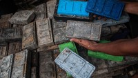 Pekerja menunjukkan paving block yang diolah dari limbah sampah plastik di Kampung Lebak Parahiang, Lebak, Banten (4/2/2020).