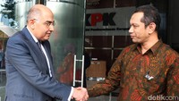Ketua KPK Nurul Ghufron tampak menjabat tangan Kedubes Mesir untuk Indonesia Ashraf Sultan.