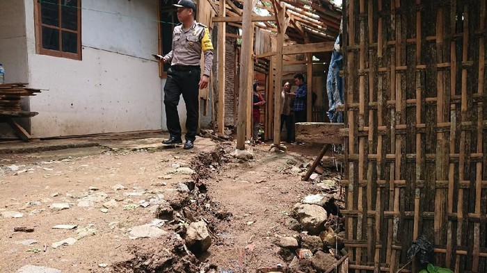 Enam Rumah di Trenggalek Retak Akibat Tanah Gerak