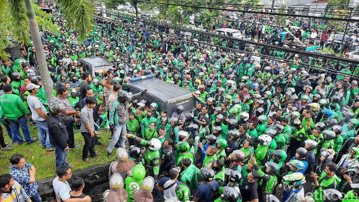 Ribut massa ojol vs kelompok debt collector di Sleman, Kamis (5/3/2020).