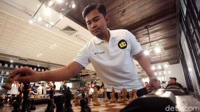 Novendra Priasmoro sukses mendapat gelar Grandmaster pada turnamen catur  Liberec Open yang berlangsung di Republik Ceko. Yuk, kenalan lebih jauh!
