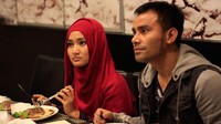 Nah, momen ini adalah saat Judika dan Fatin diundang menyanyi ke Singapura. Mereka berdua kemudian dijamu dengan makan bersama oleh tuan rumah. Foto: Instagram @jud1ka