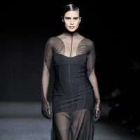 Jill Kortleve juga eksis di fashion show Mugler. Kali ini, gaun ketat dengan rok transparan yang membungkus tubuhnya. (Foto: Francois Durand/Getty Images)