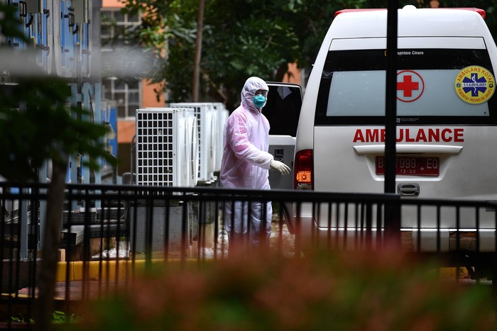 PERKEMBANGAN PENANGANAN VIRUS CORONA Petugas memindahkan mobil ambulans di samping ruang isolasi RSPI Prof. Dr. Sulianti Saroso, Sunter, Jakarta Utara, Kamis (5/3/2020). Kementerian Kesehatan menyatakan hingga Kamis 5 Maret ini ada 156 pasien dalam pengawasan virus corona yang tersebar di 35 rumah sakit di 23 provinsi, 2 diantaranya merupakan pasien positif corona yang masih dirawat di RSPI Prof Dr Sulianti Saroso. ANTARA FOTO/Sigid Kurniawan/foc.