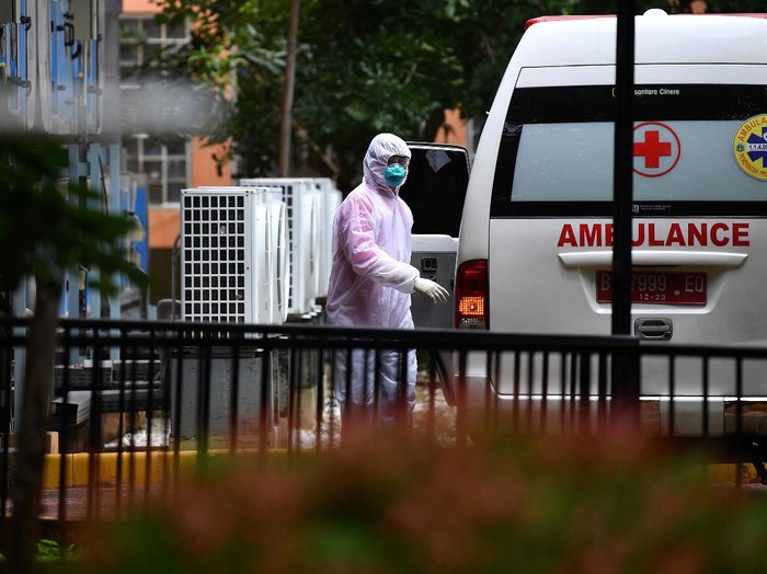 Petugas memindahkan mobil ambulans di samping ruang isolasi RSPI Prof. Dr. Sulianti Saroso, Sunter, Jakarta Utara, Kamis (5/3/2020). Kementerian Kesehatan menyatakan hingga Kamis 5 Maret ini ada 156 pasien dalam pengawasan virus corona yang tersebar di 35 rumah sakit di 23 provinsi, 2 diantaranya merupakan pasien positif corona yang masih dirawat di RSPI Prof Dr Sulianti Saroso. ANTARA FOTO/Sigid Kurniawan/foc.