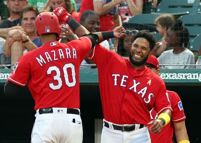 Pada 2006, adu sikut juga populer sebagai alternatif memberi salam ketika flu burung mewabah di berbagai dunia. Lalu kembali populer di 2009 saat wabah flu babi dan di 2014 kala timbulnya virus Ebola di Afrika. Di zaman sekarang, adu sikut juga menyimbolkan keberhasilan dan sportivitas. Banyak dilakukan kalangan atlet. Foto: Butch Dill/Getty Images