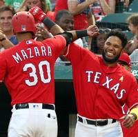 Pada 2006, adu sikut juga populer sebagai alternatif memberi salam ketika flu burung mewabah di berbagai dunia. Lalu kembali populer di 2009 saat wabah flu babi dan di 2014 kala timbulnya virus Ebola di Afrika. Di zaman sekarang, adu sikut juga menyimbolkan keberhasilan dan sportivitas. Banyak dilakukan kalangan atlet. Foto: Butch Dill/Getty Images