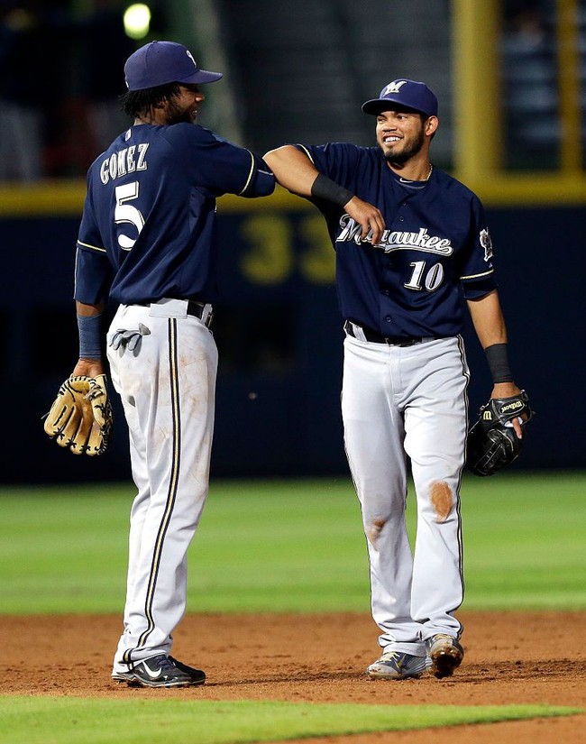 Adu sikut atau elbow bump merupakan bentuk salam non-formal ketika dua orang saling menyentuhkan siku mereka. Cara memberi salam ini pertama kali populer pada 1969 ketika terjadi wabah lepra yang bersumber di Kalaupapa, Hawaii. Foto: Butch Dill/Getty Images