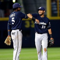 Adu sikut atau elbow bump merupakan bentuk salam non-formal ketika dua orang saling menyentuhkan siku mereka. Cara memberi salam ini pertama kali populer pada 1969 ketika terjadi wabah lepra yang bersumber di Kalaupapa, Hawaii. Foto: Butch Dill/Getty Images