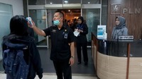 Pemeriksaan suhu tubuh tersebut jadi salah satu upaya pencegahan yang dilakukan oleh pihak PLN guna mencegah penyebaran virus corona. Istimewa/Dok. PLN.