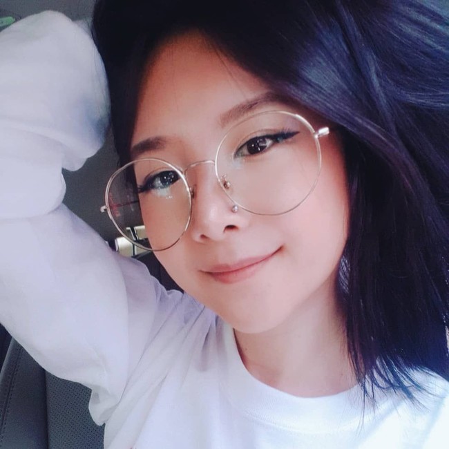 Cheska juga menegaskan bahwa setiap idola K-Pop mendapatkan operasi plastik, meskipun perusahaan berusaha membuatnya terlihat sealami mungkin. Ia pun menyebut Nayeon Twice dan Lisa Blackpink telah melakukan operasi plastik. Foto: Instagram