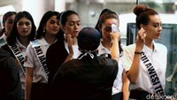 Satu per satu finalis Puteri Indonesia 2020 itu diperiksa suhu tubuhnya dengan menggunakan thermal gun.