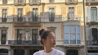Saat mengunjungi Barcelona, Yeri juga menikmati kopi di pinggir jalan. Memakai kaus lengan panjang putih, Yeri terlihat sangat santai sambil menikmati udara Barcelona saat itu. Foto: Instagram @yerimiese