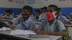 Antisipasi Corona, Siswa India Pakai Masker Buatan Sendiri