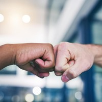 Fist bump atau adu tinju. Cara ini sebenarnya tidak terlalu disarankan untuk dilakukan jika ingin menghindari tertular virus Corona. Tapi risiko penyebaran kumannya lebih sedikit ketimbang berjabat tangan. Adu tinju adalah cara memberi salam atau penegasan di mana dua orang mengepalkan tangan dan saling menyentuhkan tinju mereka. Foto: iStock