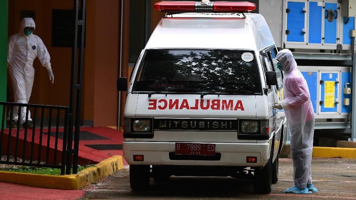 Petugas memindahkan mobil ambulans di samping ruang isolasi RSPI Prof. Dr. Sulianti Saroso, Sunter, Jakarta Utara, Kamis (5/3/2020). Kementerian Kesehatan menyatakan hingga Kamis 5 Maret ini ada 156 pasien dalam pengawasan virus corona yang tersebar di 35 rumah sakit di 23 provinsi, 2 diantaranya merupakan pasien positif corona yang masih dirawat di RSPI Prof Dr Sulianti Saroso. ANTARA FOTO/Sigid Kurniawan/foc.