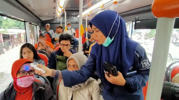 Penumpang Bus Suroboyo tak luput dari pemeriksaan suhu tubuh