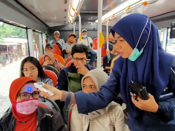 Penumpang Bus Suroboyo tak luput dari pemeriksaan suhu tubuh