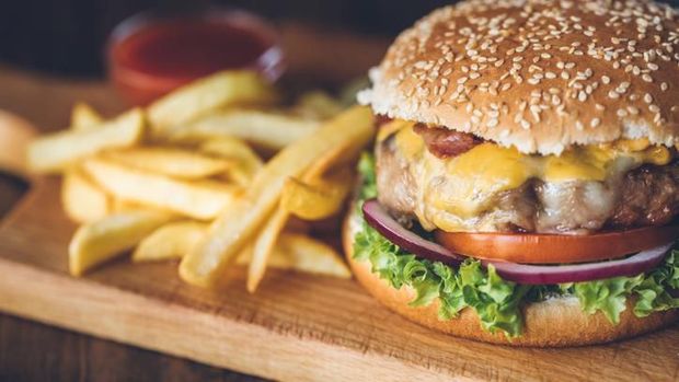 Setelah Dibalik, Kini Ada Cara Makan Burger Lembar per Lembar