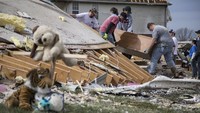 Relawan bekerja membantu untuk membersihkan puing-puing dari runtuhan rumah. Troy Stolt/Chattanooga Times Free Press via AP.