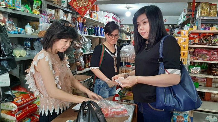 Pemilik toko di Teluk Gong yang sempat viral. (Foto: Lisye/detikcom)