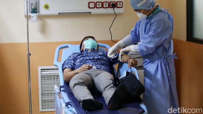 RSUD Kota Bekasi, Jawa Barat, menggelar simulasi penanganan pasien virus corona. Begini prosesnya.