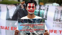 Mereka menuntut Presiden Joko Widodo (Jokowi) menutup pasar satwa liar dan hewan hidup di seluruh Indonesia.