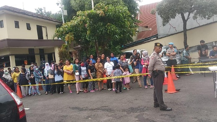 Warga antre beli masker hasil sitaan polisi di Polres Jakut