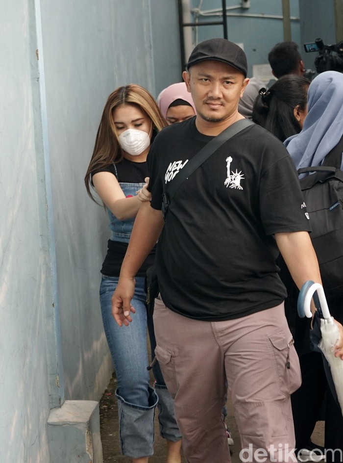 Ayu Ting Ting Ayu Ting Ting saat ditemui di studio Trans TV.